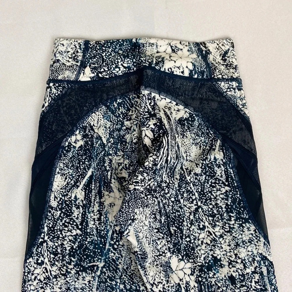 Lululemon Size 4 Never Still Crop 21" Wildwood‎ White Multi / Nocturnal Teal - Picture 11 of 14